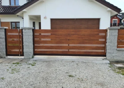 Brama przesuwna aluminiowa w wykończeniu drewnopodobnym - realizacja Fello