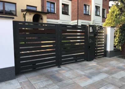 Nowoczesne ogrodzenie palisadowe z bramą wjazdową